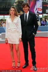 组图：《不顾一切》首映 埃夫隆帅气编剧美背抢镜