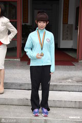 组图：郭书瑶拍《志气》化身拔河队员