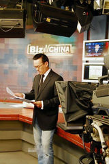 组图：前央视主播罗森友携800部A片在英被捕