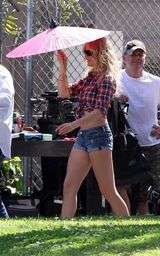 幻灯：卡梅隆-迪亚兹新片热拍 露脐装热裤秀身材