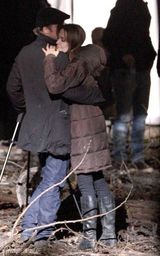 组图：朱莉匈牙利拍导演处女作 皮特随行献吻秀恩爱