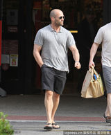 组图：硬汉斯坦森帅气出街 墨镜混搭人字拖