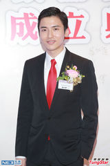 组图：霍启刚亮相青联会 何超云力挺弟弟从政