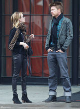 高清组图：艾玛-罗伯兹现身纽约 和男友人亲密