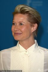 组图：柏林电影节众评委合影 梁朝伟微笑现身