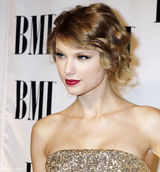 高清图：泰勒-斯威夫特性感亮相BMI乡村音乐奖
