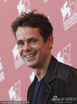 《三》媒体见面会 苏菲-罗艺斯获两男星揽腰护花