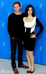 组图：《血与蜜之地》记者会 朱莉黑裙典雅性感