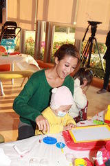 组图：谢婷婷望两侄儿学会分享 圣诞节陪父母旅游