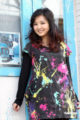 幻灯图集：何洁逛京城胡同拍写真 装扮青春洋溢