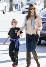 组图：詹妮弗加纳变女汉子 背起7岁女儿显亲密