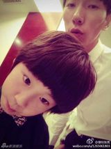 组图：张亮长脸自拍遭调侃马脸代言人