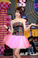 幻灯图：瑶瑶《我猜》秀性感 遭阿雅“咸猪手”