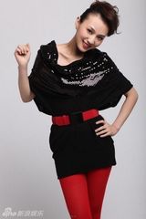 组图：卢倩文都市时尚写真曝光 红黑色经典配迎新年