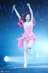 组图：张靓颖深圳演唱会大跳江南style