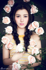 组图：陈廷嘉颠覆风格写真  时尚森女演绎花的姿态