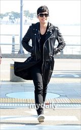 组图：韩星玄彬赴泰国见粉丝 傲娇卖萌心情好