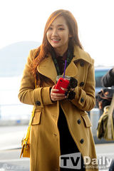 组图：韩星朴敏英赴港 穿驼色大衣甜笑亲和