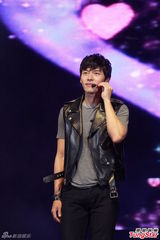 组图：韩星玄彬卖萌扮兔子 分享吻戏经验害羞