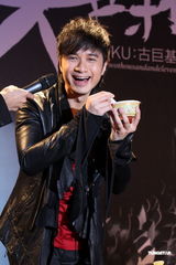 组图：古巨基三年磨一剑再发声 张柏芝令其请客