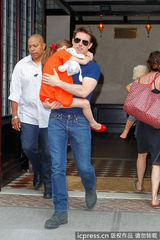 组图：汤姆-克鲁斯离婚后首探爱女 遭狗仔围堵