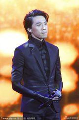 组图：俞灏明出席活动献唱 不避镜头笑容自信