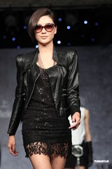 组图：应采儿蕾丝裙秀美腿 谈及婚姻一脸幸福 