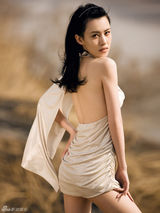 组图：阴奕彤郊外拍性感大片 秀长腿美背显妩媚 