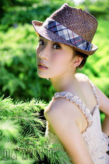 高清组图：“海藻”李念户外时尚写真 清新纯美