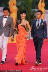 组图：石小群橘色裙装现身 透视黑纱大胆露半球