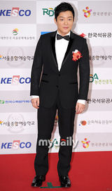 组图：Rain全度妍等出席颁奖礼 少女时代热舞表演