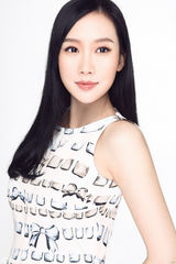 组图：刘一缇写真清丽妩媚秀香肩