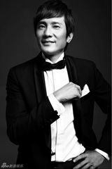 组图：包小柏黑白写真展现成熟男人魅力