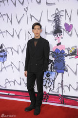 组图：井柏然廖凡同台看秀 兄弟见面相聊甚欢