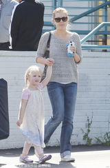 组图:艾米-亚当斯接女下课 小萝莉麻花辫似公主