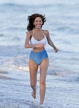 组图：幼齿妈咪海滩玩橄榄球 性感姿势抛巨波