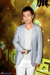 幻灯图：吴辰君吊带装秀性感 陈晓东西装十分帅气