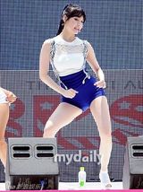 组图：GirlsDay发新辑秀性感 猛男泡泳池围观