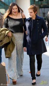 组图：“赫敏”艾玛洛杉矶迎新年 短外套干练十足