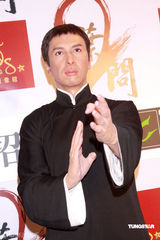 幻灯图：甄子丹造型蜡像揭幕《叶问2》香港票房好