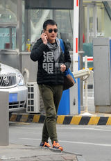 独家：佟大为归家被认出 为经纪人开车门显绅士