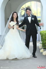 组图：张震大婚献吻娇妻 亲手为新娘提裙摆