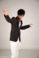 组图：胡夏新写真出炉  萌神变“忧郁王子”