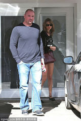 组图：泰勒穿热裤秀美腿 保镖紧跟变贴心男保姆