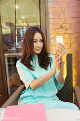 组图：韩雨芹时尚街拍糖果色点亮初夏