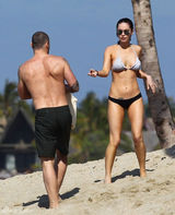 组图：梅根-福克斯现身夏威夷海滩比基尼秀身材