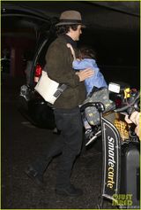 组图：奥兰多带子现身机场 小弗林害羞躲爸怀里