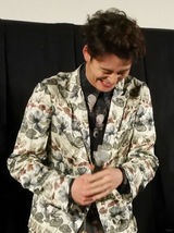 组图：冈田将生扮高中生尴尬 搭档忽那汐里默契