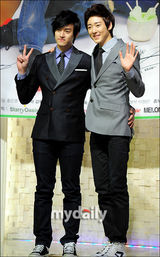 组图：U-KISS两成员出席记者会 大展阳光灿烂笑容