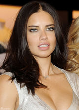 高清组图：三大内衣超模银色裙装比美搔首弄姿